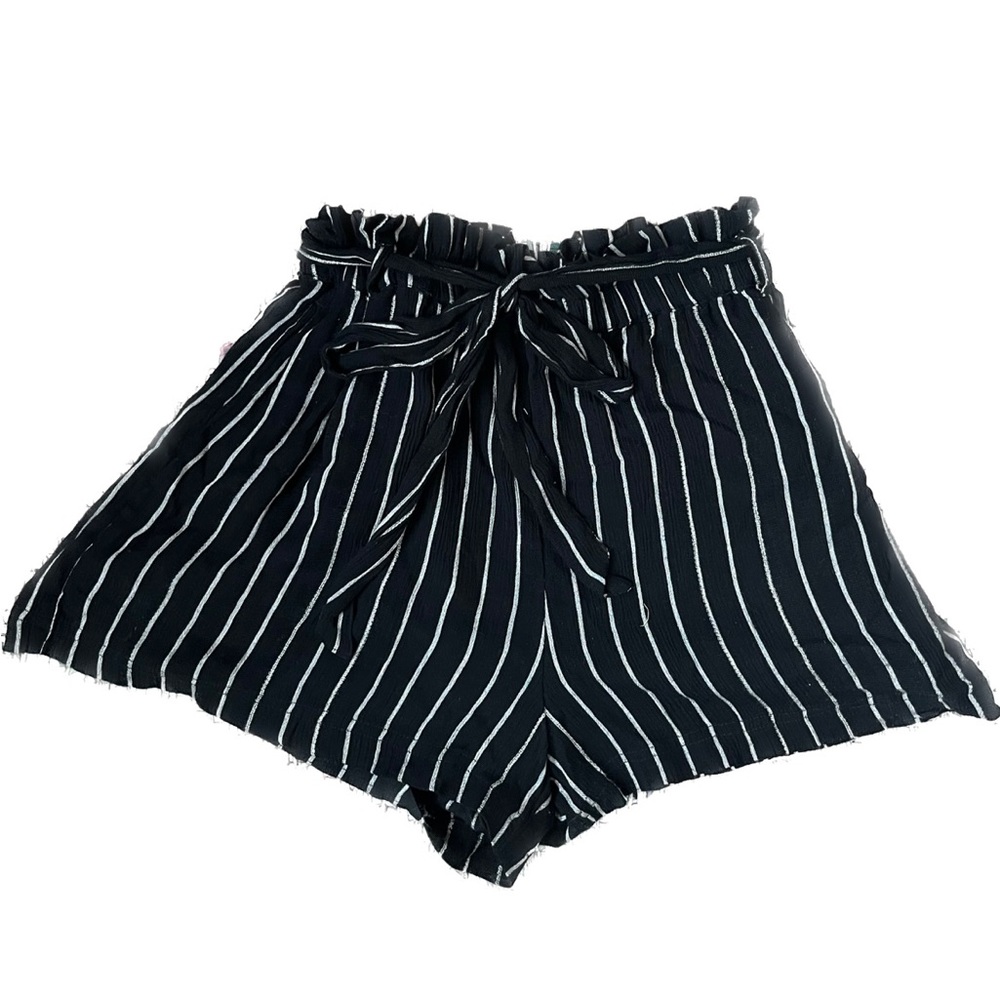 American Eagle Women High Waisted Striped
Paperbag Shorts Black White Medium